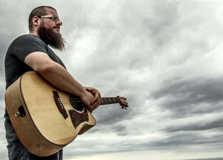 P-A Lemay avec sa guitare acoustique